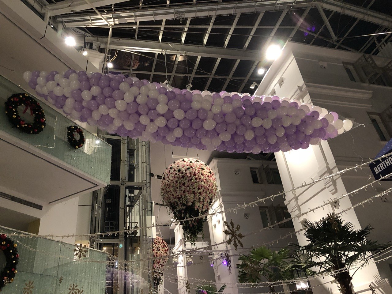 Balloon drop net in a mall atrium